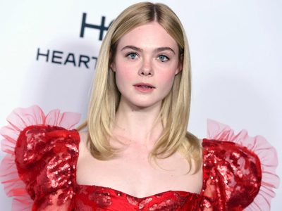 Los curiosos outfits de Elle Fanning recrean un viaje al pasado con estos vestidos. ¡Imperdible!