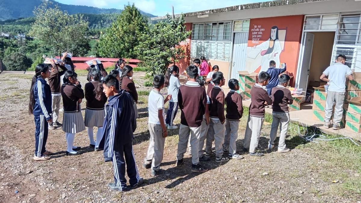 Alumnos y alumnas de la escuela secundaria técnica Sor Juana Inés de la Cruz de Cochoapa el Grande.