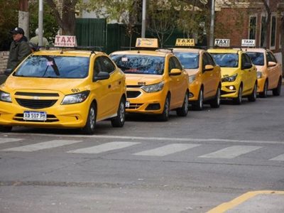 Detuvieron a un taxi trucho que circulaba en en la ciudad de Neuquén con un pasaje más caro