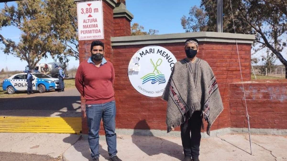 Integrantes de la comunidad mapuche Kaxipayiñ en el ingreso al club Mari Menuco. Fuente: (Twitter)