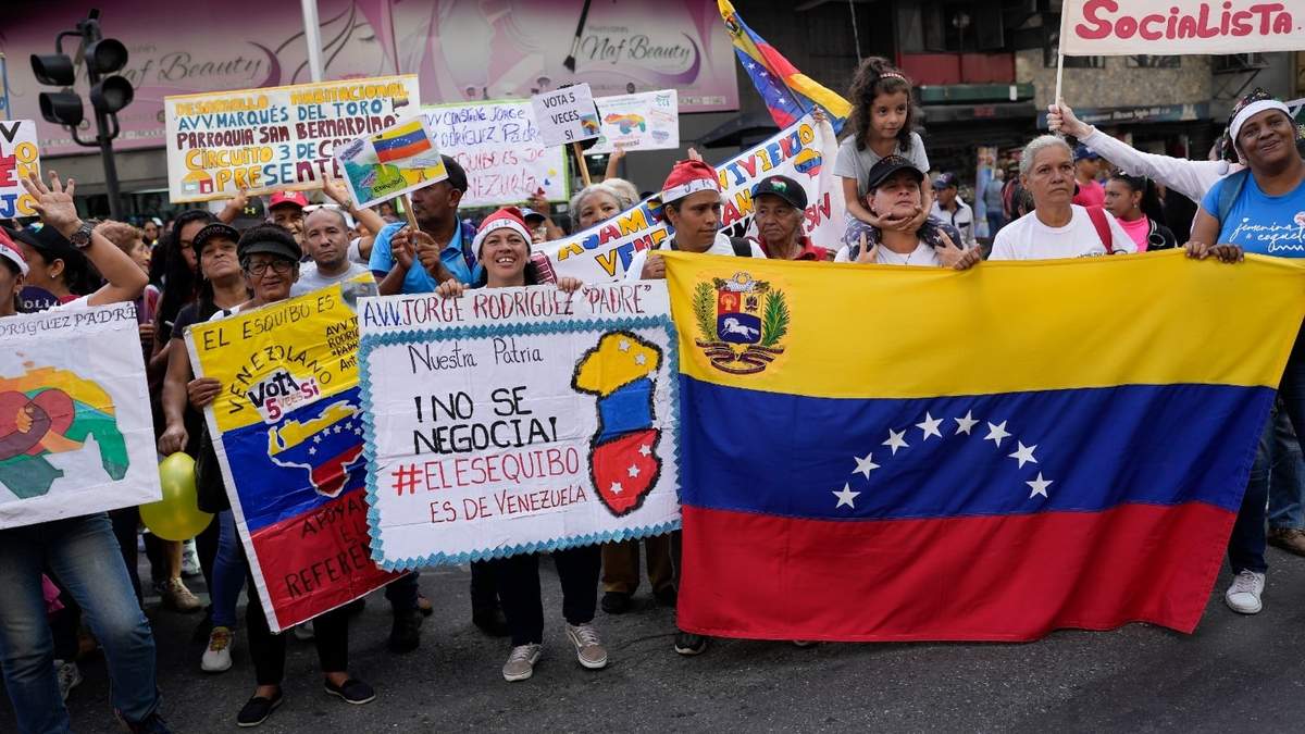 Asistentes a un acto de cierre de campaña sobre el referendo venezolano el viernes 1 de diciembre