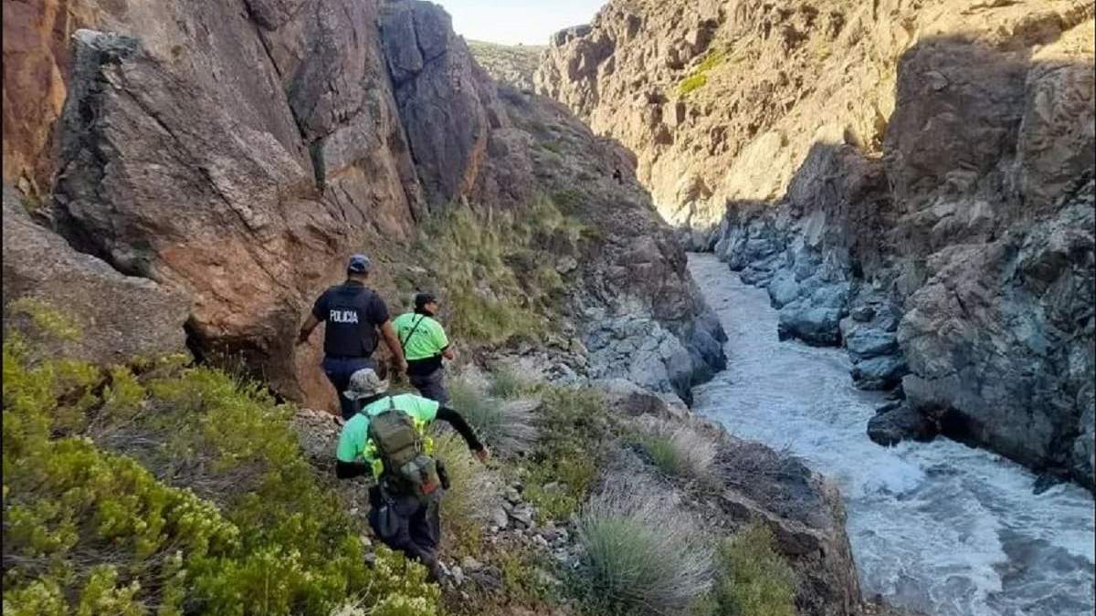 El Gobierno aseguró que no abandonará la búsqueda del criancero perdido en el río Varvarco. Fuente: (Alerta Digital)