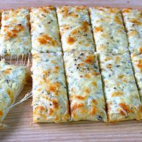 Pan de pizza de ajo: una receta fácil y espectacular que levanta cualquier picada