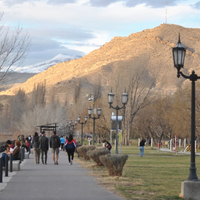La costanera de Chos Malal, el rincón del norte neuquino que invita a caminar, descansar y disfrutar