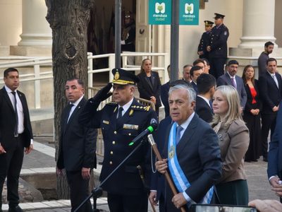 Las contradicciones de un gobernador fuera de foco