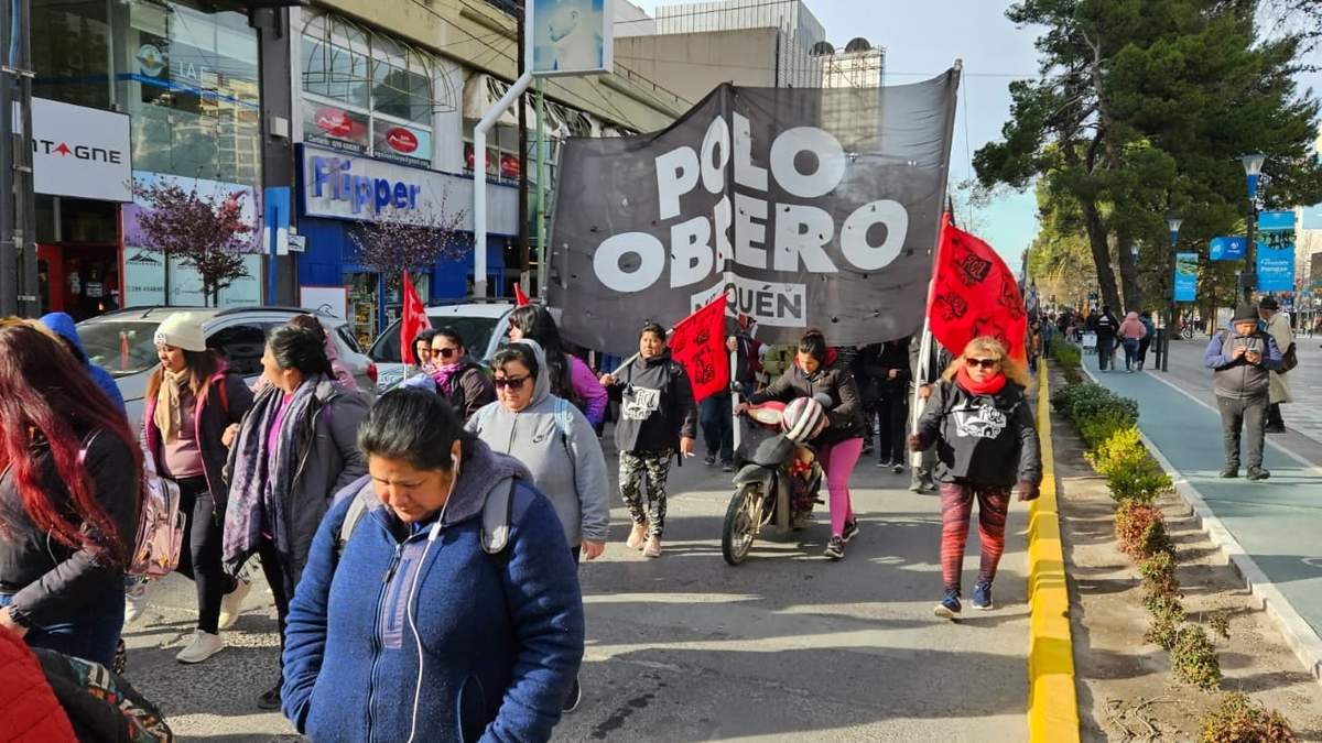 La marcha de las organizaciones en el centro de Neuquén. Fuente: (Javier Manzano)