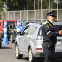 Detienen en Iztapalapa a dos conductores de un autobús que trasladaba a migrantes