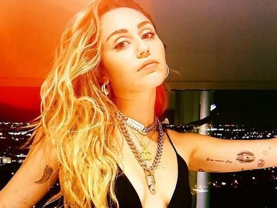 La estaban grabando a Miley Cyrus y... ¡se empezó a quitar la ropa! ¿Estás listo para verla así?