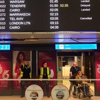 Miles de viajeros están varados en todo el mundo debido a la suspensión de vuelos por la guerra