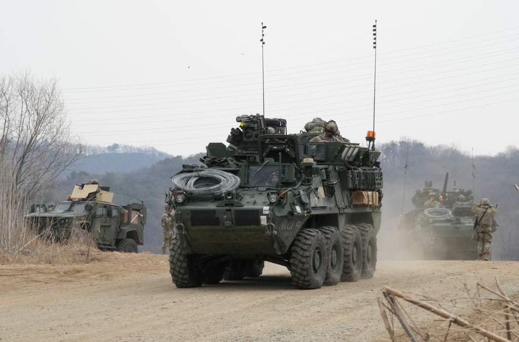 Vehículos militares estadunidenses durante las maniobras Freedom Shield con Corea del Sur, en Yeoncheon, Corea del Sur, el 14 de marzo del 2026