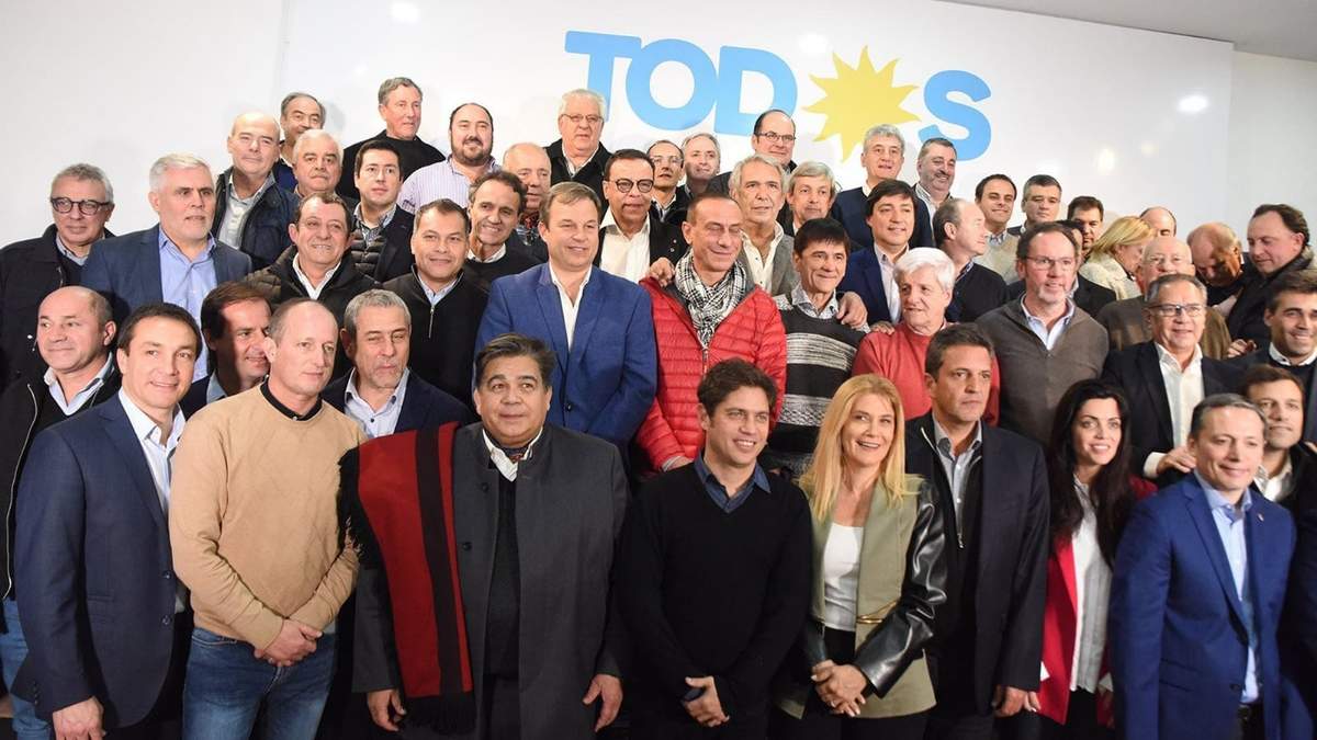 Axel Kicillof junto a intendentes bonaerenses. Fuente: (Instagram).