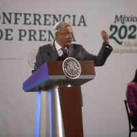 AMLO refrenda crítica a clase media; hay un sector partidario de "el que no transa no avanza"