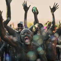 Olvida a la brillantina, la fiesta del carnaval en Paraty, Brasil, gira en torno al barro