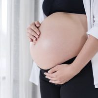 ¿El coronavirus puede transmitirse de madre a hijo a través del útero?