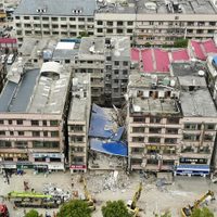 18 personas quedaron atrapadas tras colapso de edificio de ocho pisos en el centro de China