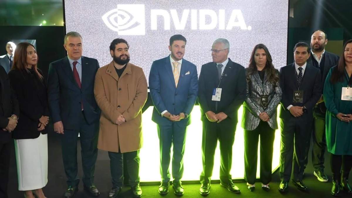 El gobernador en el momento de hacer el anuncio