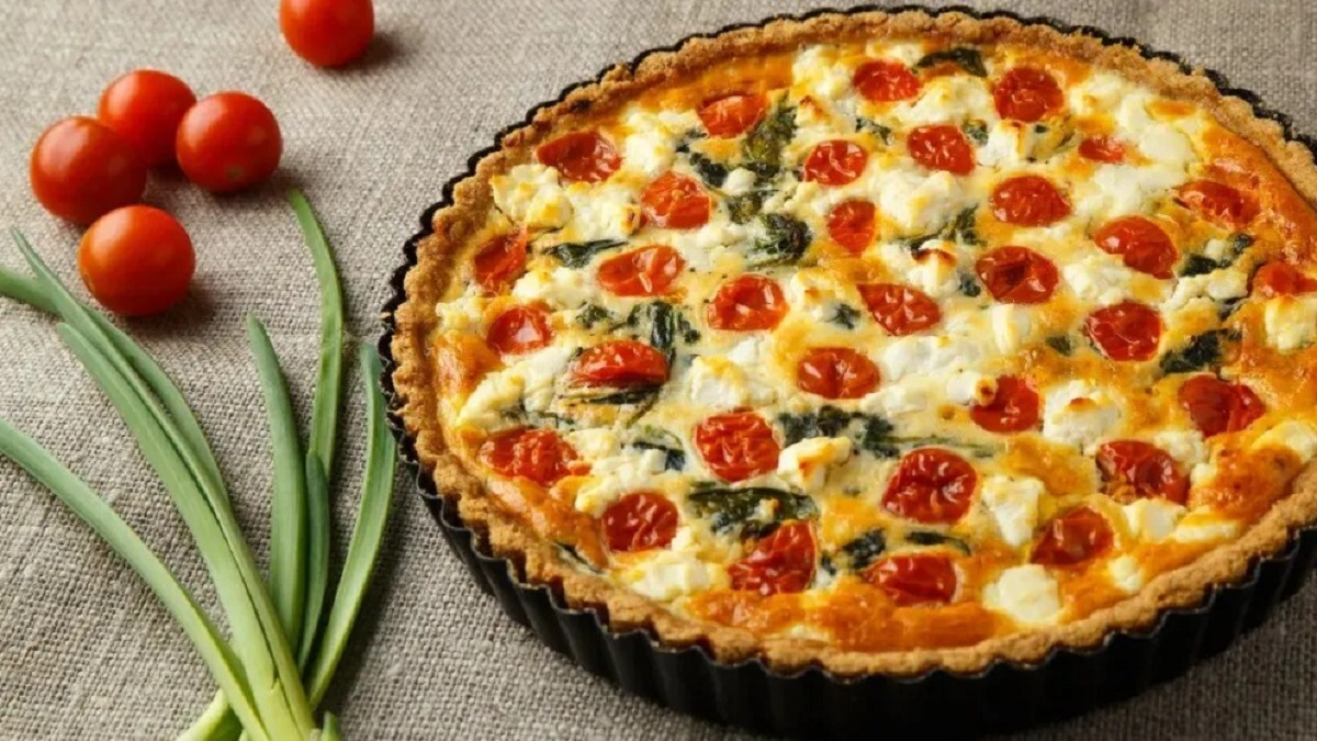 Tarta de cebolla con tomates cherrys. Fuente: (El Cordillerano)