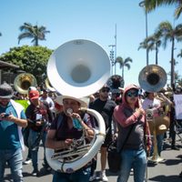 Cuestionan concierto en inglés en playa de Mazatlán tras restricciones a los músicos de banda