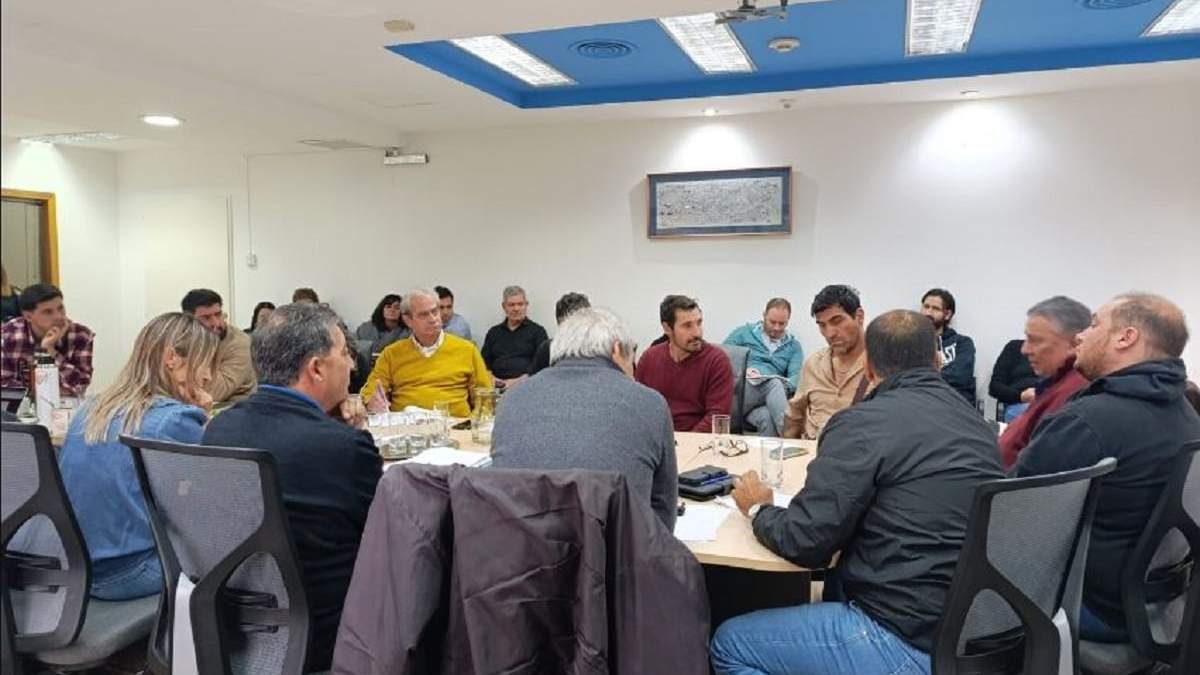 Taxistas participaron del debate con los concejales sobre la autorización de las plataformas de transporte. Fuente: (Noticias 7)