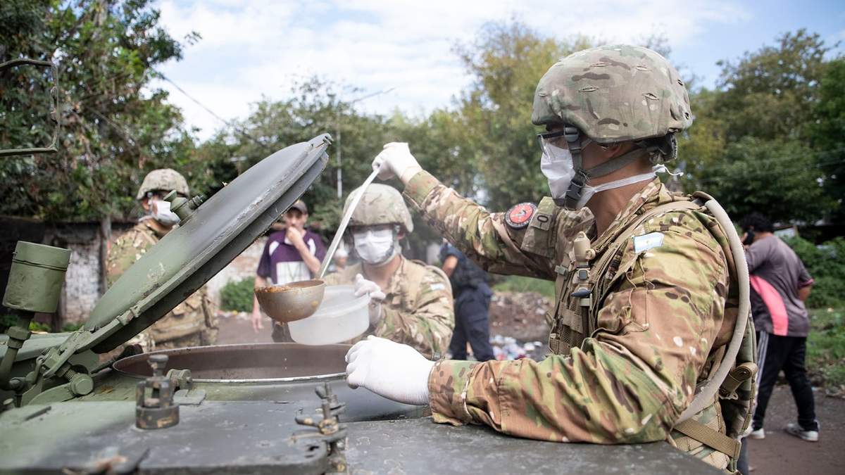 Desde que comenzó la pandemia, las Fuerzas Armadas del país asisten en los barrios más vulnerables. (Fuente: Twitter)