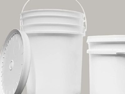 Con un balde de pintura vacío y unas maderas, creá este portamacetas nórdico que le da un toque glam a tu living