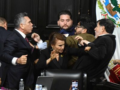 Fernández Noroña y Alito Moreno se enfrentan a manotazos en el Senado (Videos)