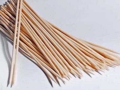 Si tenés palitos de brochette y un poco de cartón, creá este mini estante para decorar tu casa