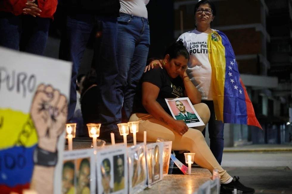 Familiares de detenidos que, afirman, se encuentran retenidos por motivos políticos esperan afuera de El Helicoide, sede del servicio de inteligencia de Venezuela y centro de detención, luego que la Asamblea Nacional aprobara un proyecto de ley de amnistía en Caracas, Venezuela, el jueves 19 de febrero de 2026.
