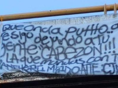 Cuelgan cuerpo y “narcomanta” en puente de Tijuana; hallan cadáver desmembrado a pocos metros