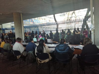 Inicia diálogo entre alumnas de Filosofía y autoridades de la UNAM para destrabar conflicto