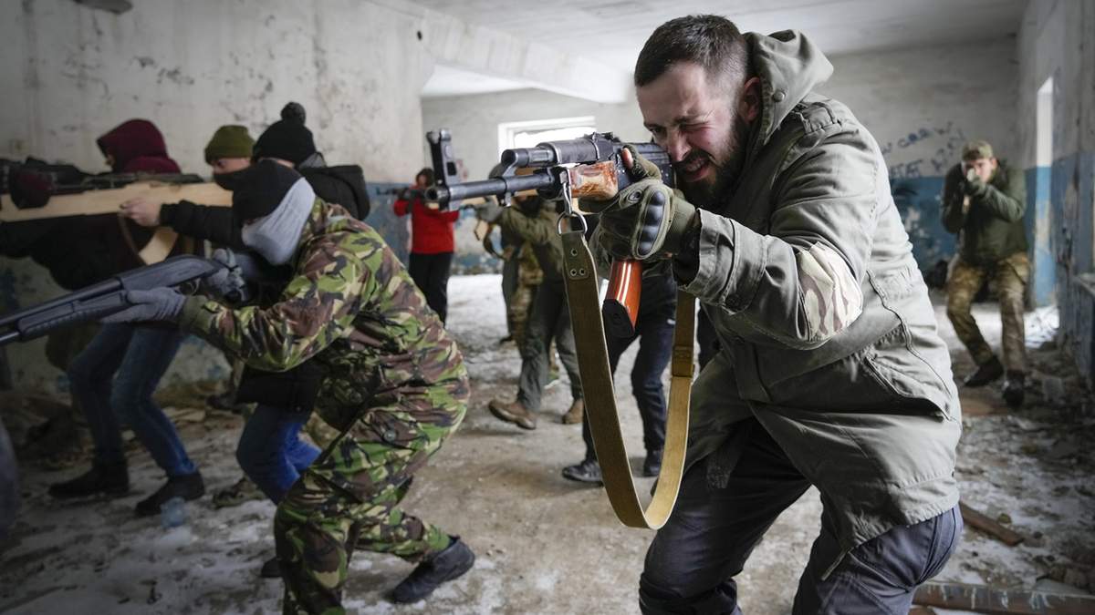 Residentes locales entrenan en las cercanías de Kiev.