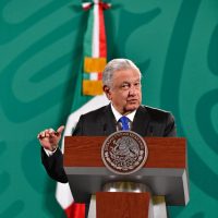 AMLO presume nuevo libro con poema de Rubén Darío "La Calumnia", dedicado a la prensa