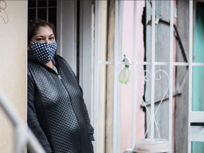Brigadistas sanitarios llevan la bandera de Ramona Medina a los barrios vulnerables