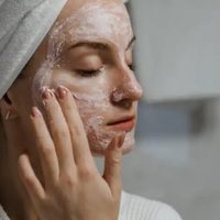 El tratamiento de belleza de las abuelas: hacete esta mascarilla casera para tu piel con 1 ingrediente muy poderoso