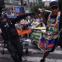 Suman ocho heridos por choque entre policías y comerciantes en Eje Central