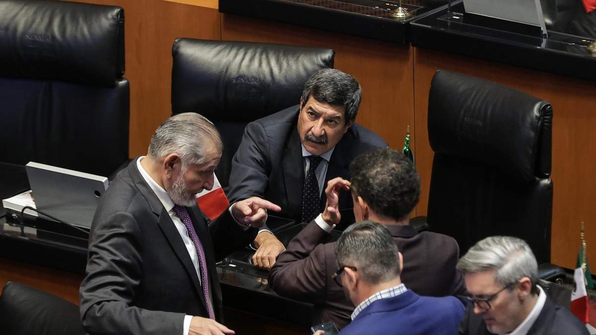 Adán Augusto López, Javier Corral e Ignacio Mier durante la sesión en el Senado