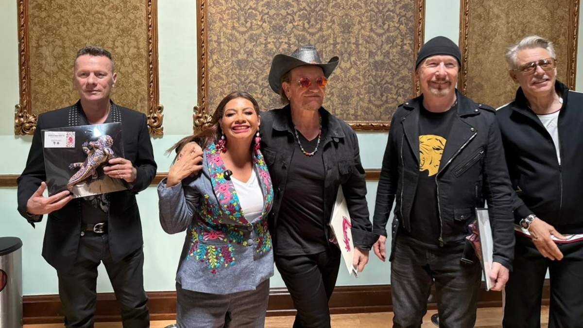 Clara Brugada con los integrantes de la banda U2