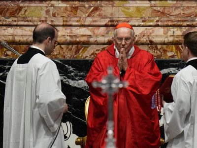 Con el interés en “Cónclave”, nominada al Oscar, el papa mantiene al decano de cardenales