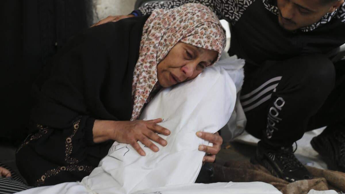 Palestinos lloran a sus familiares muertos en el bombardeo israelí en Rafah, Franja de Gaza