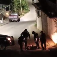 Graban golpiza de policías de Tlatetela, Veracruz, a un ciudadano (Video)