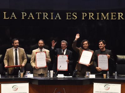 Senado se convirtió en un salón de homenaje a la banda de rock Enjambre (Video)