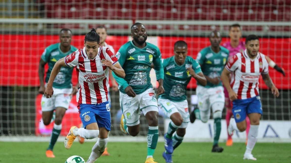 El partido entre Chivas y León en el estadio Akron