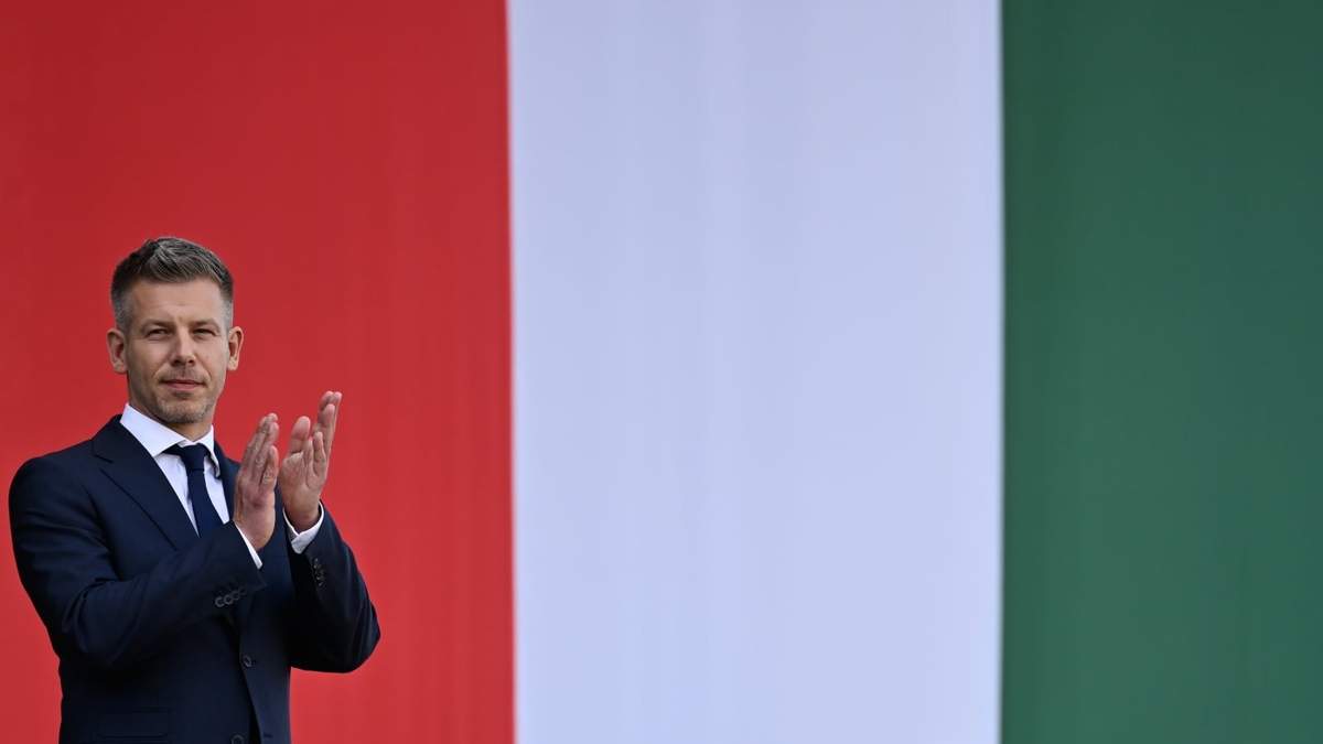 El primer ministro húngaro, Peter Magyar, aplaude ante el Parlamento, tras tomar juramento en Budapest, Hungría