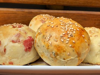 Pancitos de cantimpalo y queso: esponjosos, riquísimos y económicos, la receta más rica para tus picadas