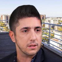 Muebles en tonos claros y un espacio para sus gatos: así decoró Jey Mammón su departamento