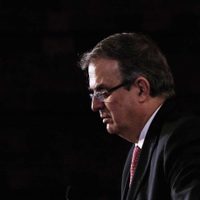 Ebrard descarta que el gobierno pida cuentas al embajador de Perú en México por conflicto con AMLO