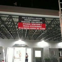 Con mantas, personal de la Fiscalía de Jalisco denuncia su inconformidad laboral