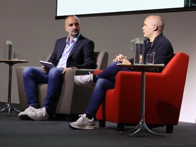 Andrés Iniesta ofrece una conferencia previo al juego de Leyendas del Barcelona vs. Real Madrid