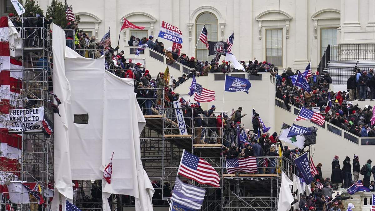 Manifestantes de Trump suben las escalinatas del Capitolio.