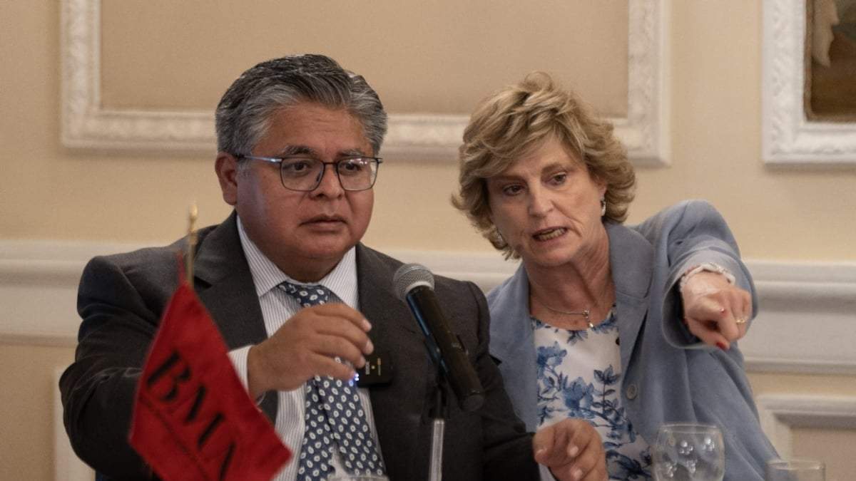 El exmagisrado Miguel Bonilla con la presidenta de la Barra Mexicana de Abogados, María Kudisch